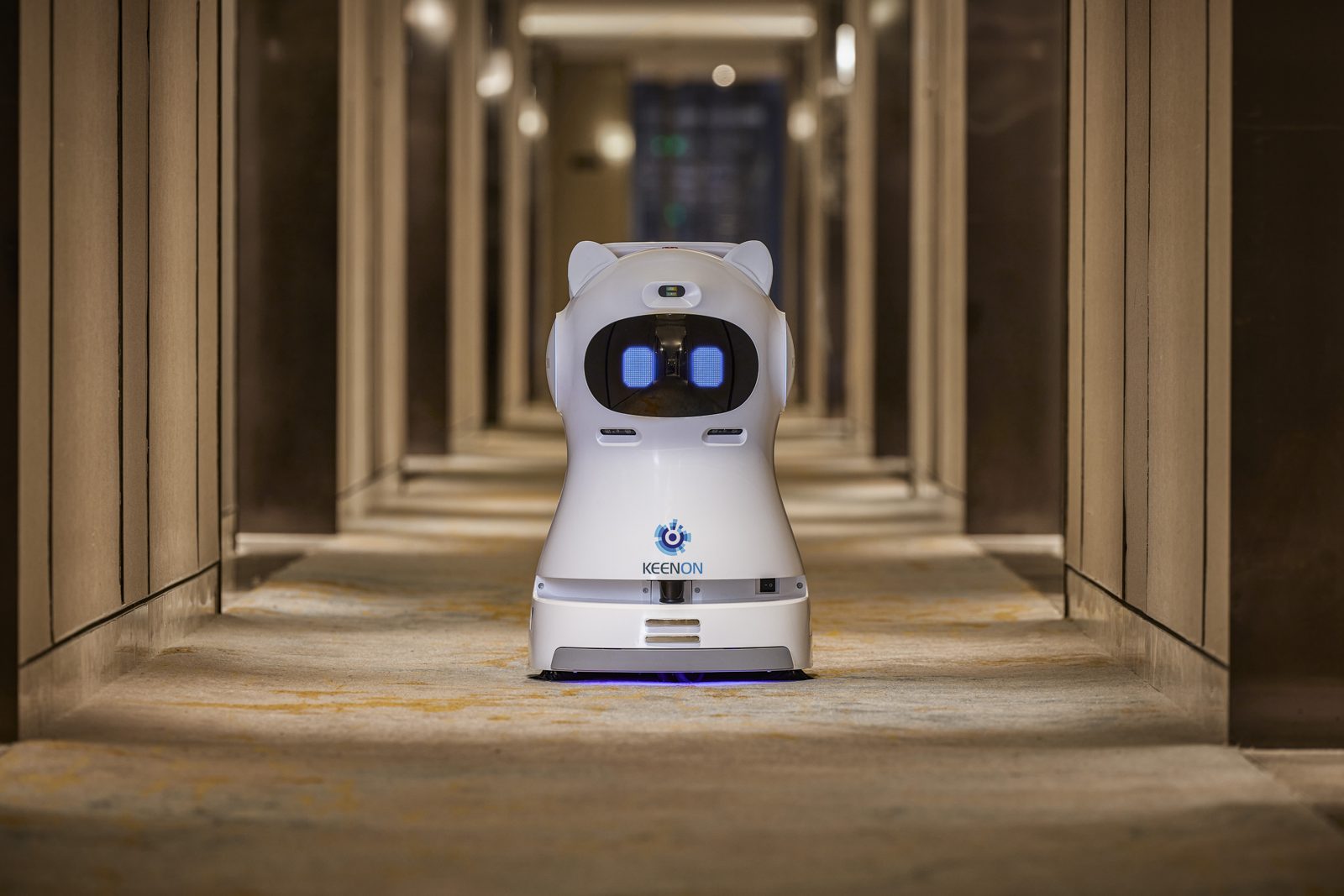 Robot de nettoyage autonome sur un plancher de béton poli dans un entrepôt